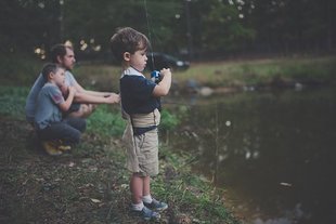 Ojciec daje dziecku poczucie bezpieczeństwa; niestety współcześni ojcowie są zbyt zmęczeni...