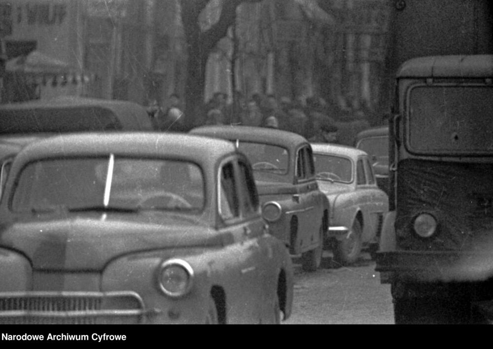 Giełda samochodowa w Warszawie w 1972 r. Fot. NAC