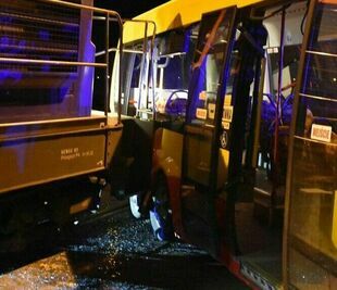 O włos od tragedii: autobus utknął na szynach