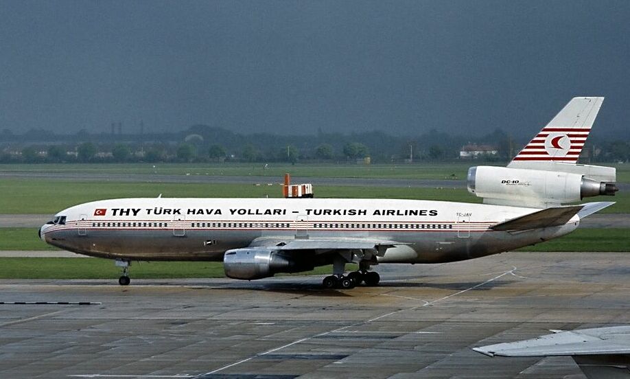 McDonnell Douglas DC-10, który uległ katastrofie (nr rej. TC-JAV). Zdjęcie wykonano na londyńskim lotnisku Heathrow w maju 1973  fot. Wikipedia