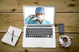 Lekarze przestrzegają: nie leczmy się wyłącznie w internecie
