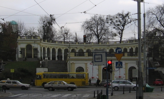 Wzgórze Partyzantów. Na górze widoczne balustrady. To jedna z nich spowodowała katastrofę