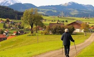 Osoby 60+ powinny robić tyle kroków dziennie. Naukowcy podają konkretne liczby