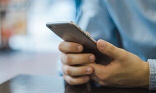 Psychozabawa: pokaż mi, jak trzymasz telefon, a powiem Ci kim jesteś
