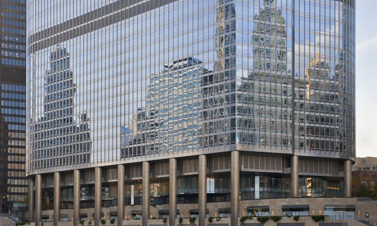 Odbicie panoramy rzeki Chicago na Trump International Hotel and Tower