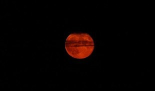 Krwawy Księżyc na niebie - zły znak dla świata?  