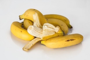 Jak wybielić zęby bananem?