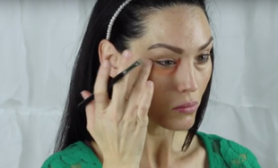 Jak makijażem ukryć worki pod oczami?