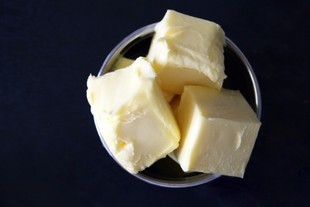 Jak sprawić, by zimne masło stało się szybko ciepłe