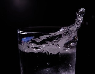 Biała magia - nie pij w nocy wody ze szklanki!