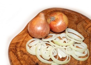 Jak kroić i obierać cebulę?