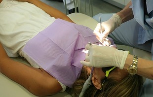 Implanty zębów zapobiegają deformacji rysów twarzy