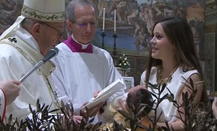Papież Franciszek namawia matki do publicznego karmienia piersią