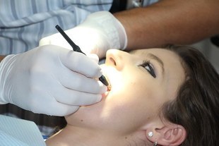 Paradontoza - groźna dla zębów i dla zdrowia. Jak leczyć?