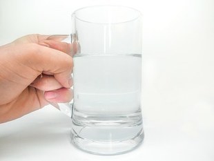 Picie wody dobrze działa na nasz mózg!