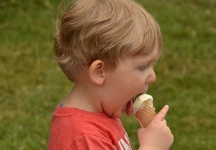 Eksperci: polskie dzieci jedzą za słodko, za słono i za mało kolorowo