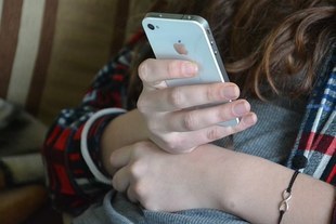 Francja zakazuje używania telefonów w szkole dzieciom poniżej 15 roku życia