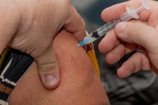 Tegoroczna szczepionka na grypę jest mało skuteczna. Co można zrobić, aby uniknąć choroby?
