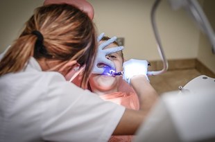 Słabe zęby w genach? Dentyści obalają mit