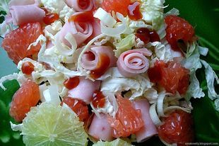 Grejpfrutowa sałatka z sałatą lodową i szynką