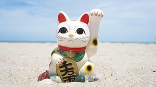 Maneki-neko - kot wabiący klientów i przynoszący dobrobyt