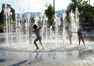Chłodzenie się w fontannach niesie ryzyko dla zdrowia