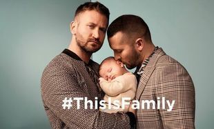 To reklama odzieżowej marki River Island. Na zdjęciu homoseksualna para ze swoją córeczką.