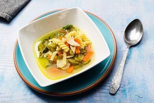 Zupa ogórkowa z warzywami i makaronem