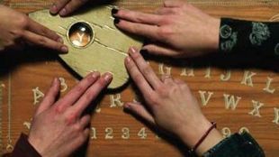 Ouija - tablica do komunikacji z duchami. Dziś też można ją bez problemu kupić