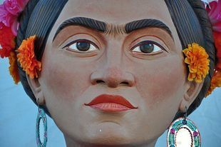 Frida Kahlo - kobieta niepowtarzalna.  Obejrzyj wystawę malarki za darmo online!