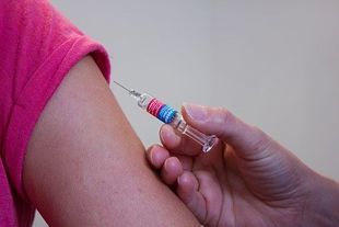 Autyzm, śpiączka i spisek koncernów farmaceutycznych – wokół szczepionek wciąż jest pełno mitów