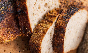 Chleb żytnio-pszenny z makiem
