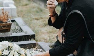 Żałoba po śmierci bliskiej osoby – jak poradzić sobie ze stratą?