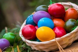 Dlaczego malujemy na kolorowo pisanki i czemu kościół w średniowieczu zakazał jedzenia jajek w czasie Wielkiego Postu?