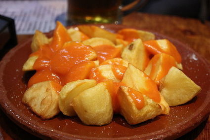  Patats bravas - ziemniaki w pikantnym sosie. Przekąska z hiszpańskich barów