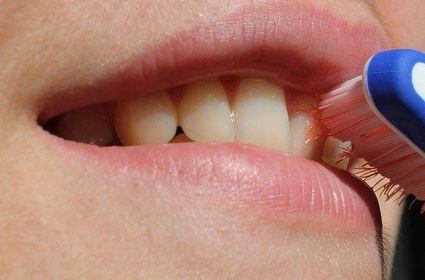 Jak domowym sposobem usunąć kamień z zębów?