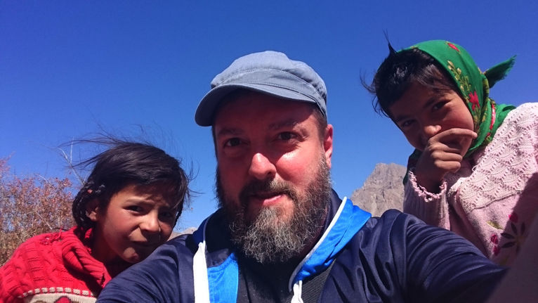 Dominik Maiński z dziećmi w Tadżykistanie