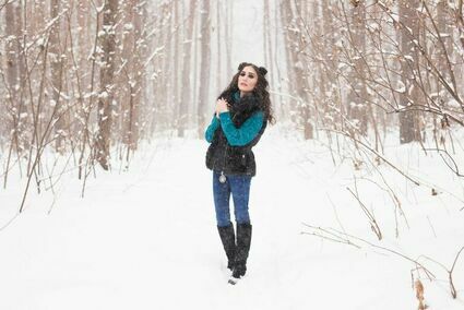 Jak modnie nosić zimowe buty damskie - propozycje outfitów
