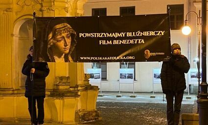 Protesty pod kinami. Czy „Benedetta” jest bluźnierczym filmem?