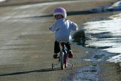 Pokazała na Facebooku, jak nie uczyć dzieci jazdy na rowerze. Internauci byli oburzeni
