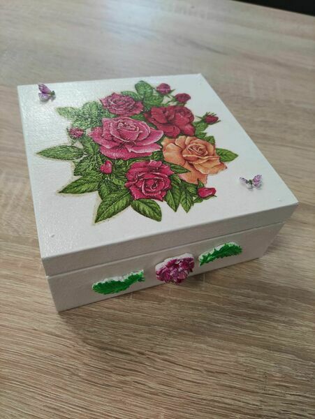 
                                                    Pudełka zdobione metodą decoupage
                                                