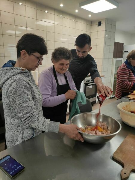 
                                                    Przygotowywanie dań na grilla
                                                