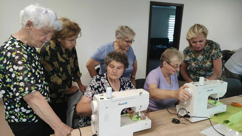 
                                                    Warsztaty szycia i kroju. Najpierw BHP, zapoznanie się z maszyną i tworzymy poszewki na Jaśki
                                                