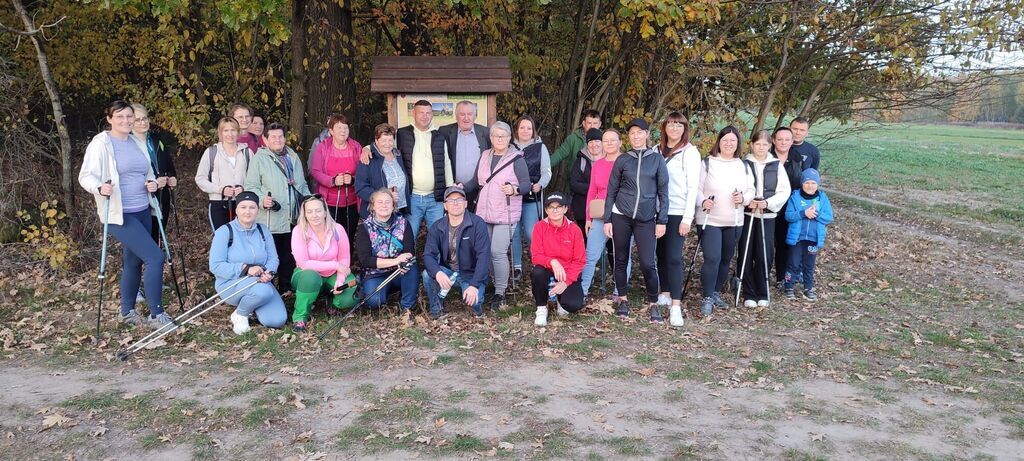 
                                                    Jesienny Spacer Nordic Walking
                                                