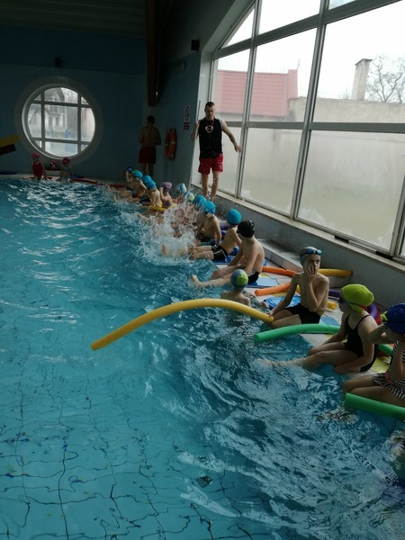 
                                                       Uczniowie rozpoczęli naukę pływania
                                                