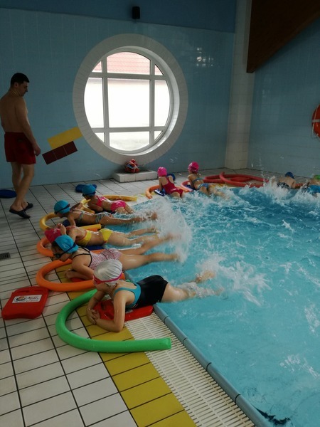 
                                                       Uczniowie rozpoczęli naukę pływania
                                                