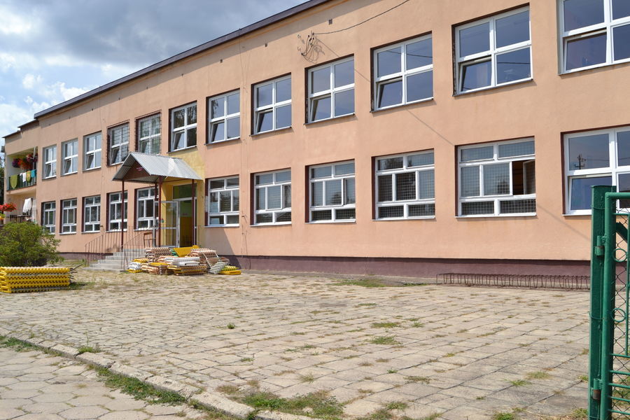 
                                                       Publiczna Szkoła Podstawowa w Janiszowie - Przed realizacją projektu 
                                                