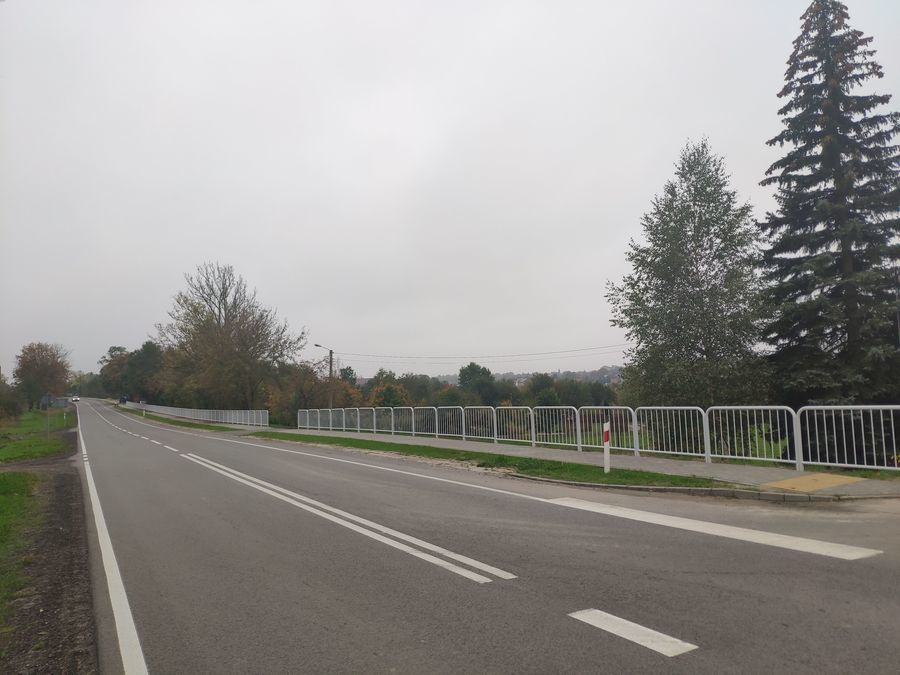 
                                                    Widok wyremontowanego chodnika w Annopolu z barierkami ochronnymi
                                                