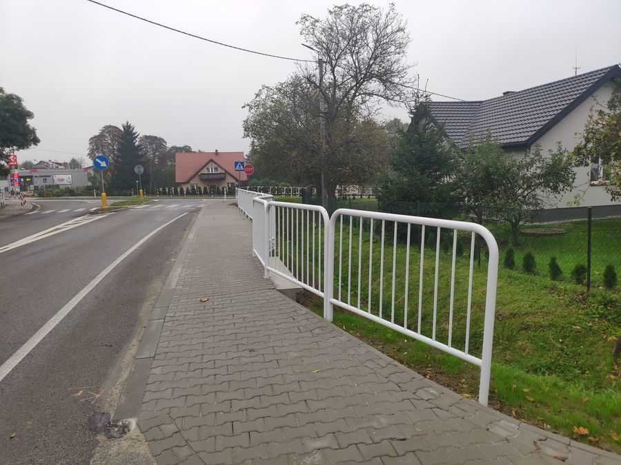 
                                                    Wyremontowany chodnik na ul. Puławskiej w Annopolu- widok skrzyżowania z ul. Lubelską
                                                