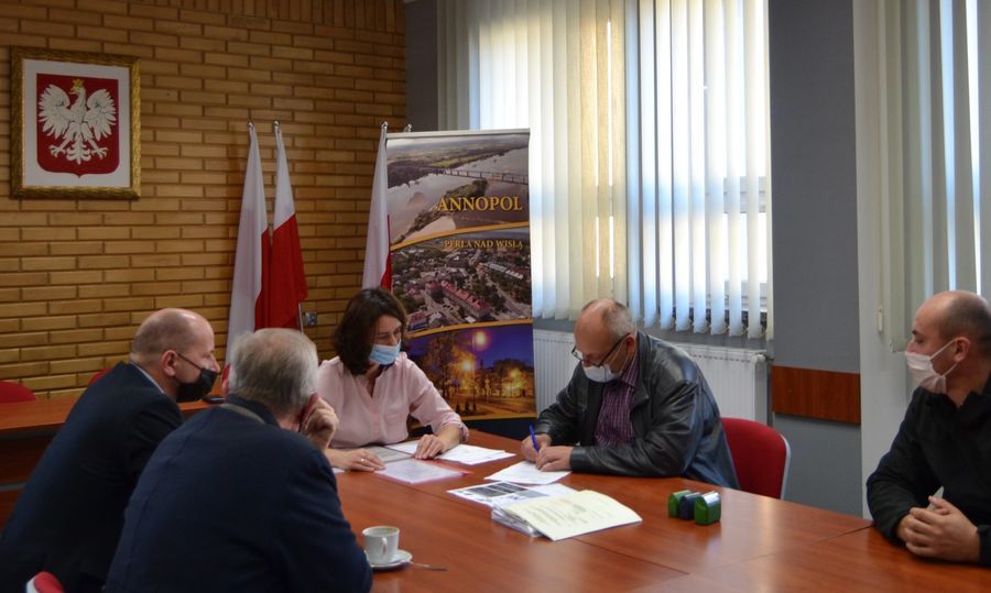 
                                                    Podpisanie umowy przez Wykonawcę Zakład Instalatorstwa Elektrycznego Wiesław, Karol Dudek z Kraśnika w obecności Kierownika Budowy.
                                                